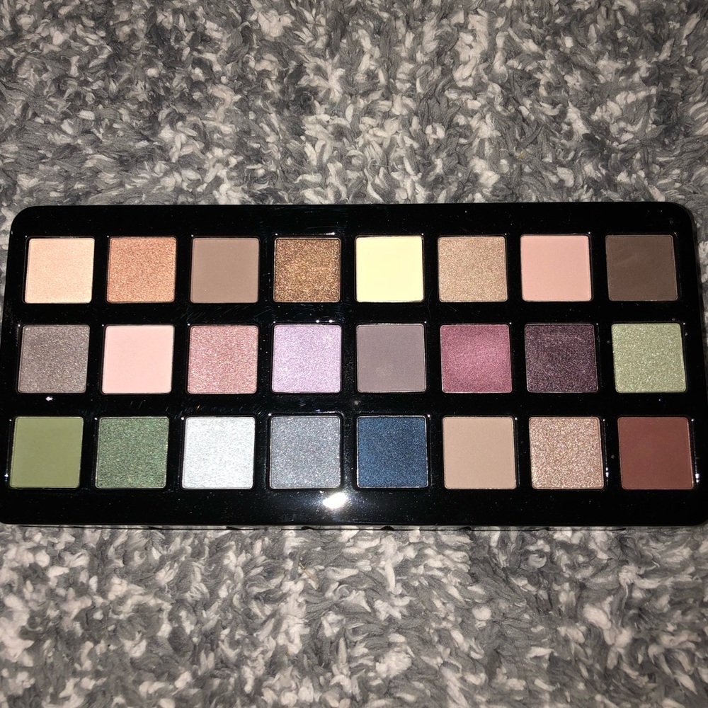 Eyeshadow with a cute lipstick to wear with